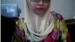 شارٹ اسکرٹ میں ملبوس ...